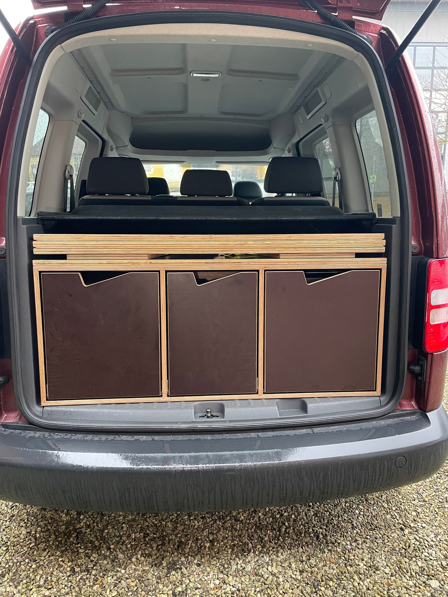 Omdan din bil til en campervan. #minicamper #berlingocamper #caddycamper #carcamper #langelandcampers #sovibilen. Forvandl din Camperbox til en komplet camper med sovepladser med et sengemodul fra LangelandCampers! Sov i din bil. Forvandl din Camperbox til en komplet camper med sovepladser med et sengemodul fra LangelandCampers! Opgrader din Camperbox-oplevelse: Forvandl din Camperbox til en rummelig og komfortabel sovekabine med et sengemodul. Opnå optimal pladsudnyttelse og komfortabel søvn.