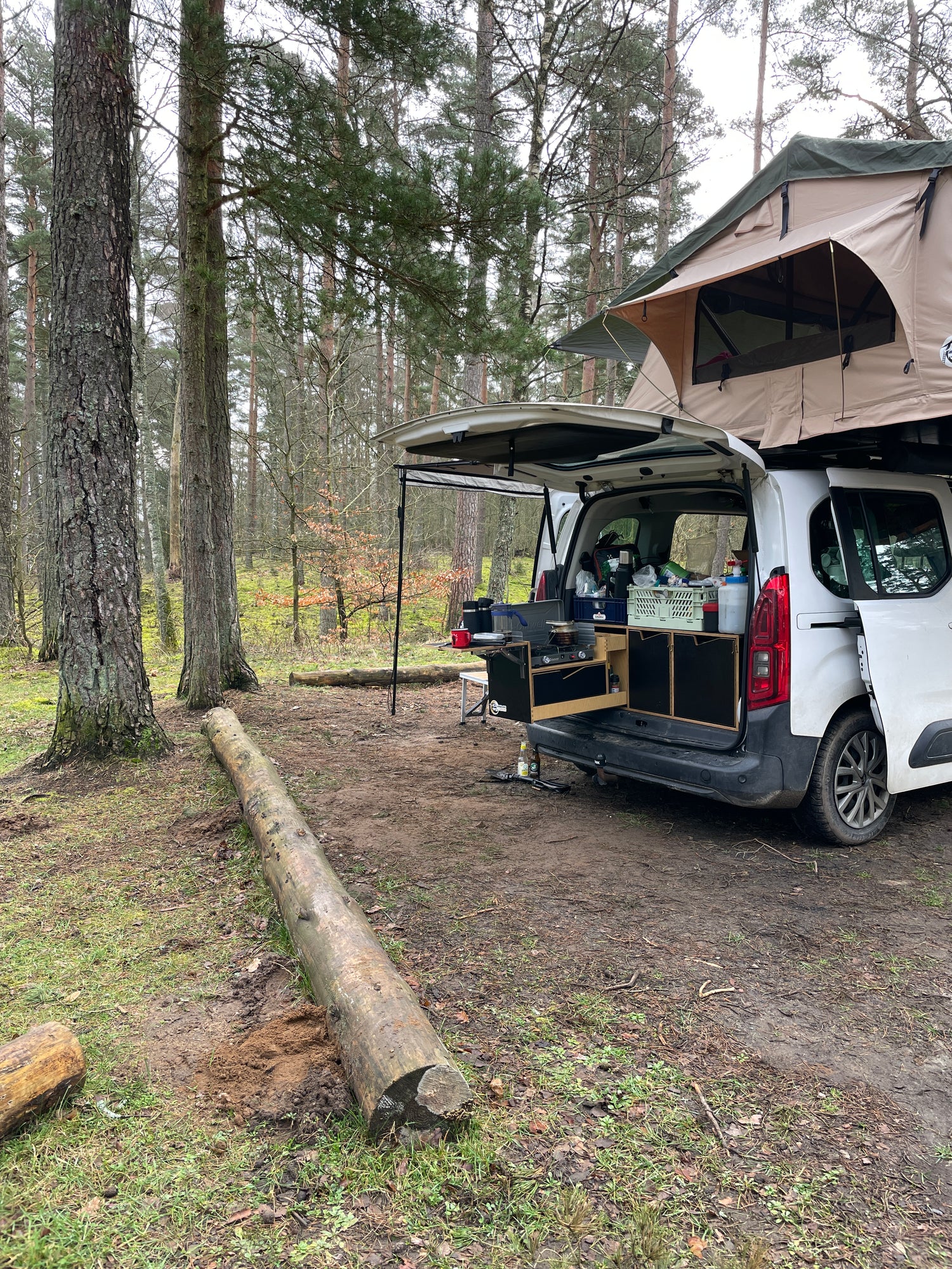 Omdan din bil til en campervan med tagtelt. Vanlife på budget.