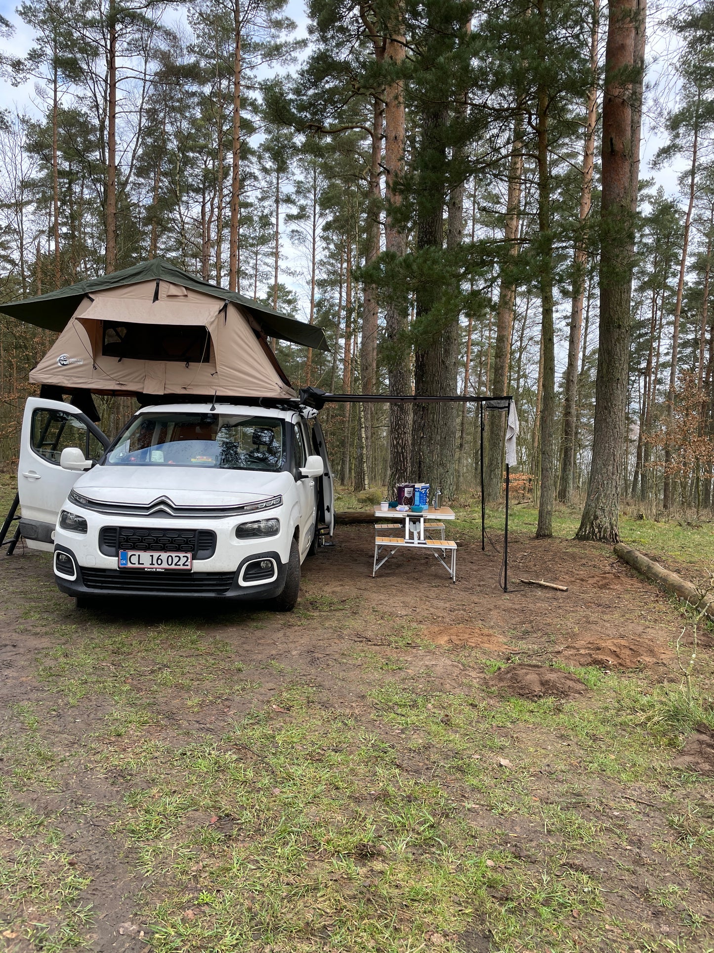 Tagtelt og markise. Billig Markise til din bil - Bliv klar til dit næste camper eventyr.Markise til bilen. Omdan din bil til en minicamper. Campervan #markise #carcamping #berlingocamper #caddycamper - udstyr til din camper. Monteres på tagbøjler.