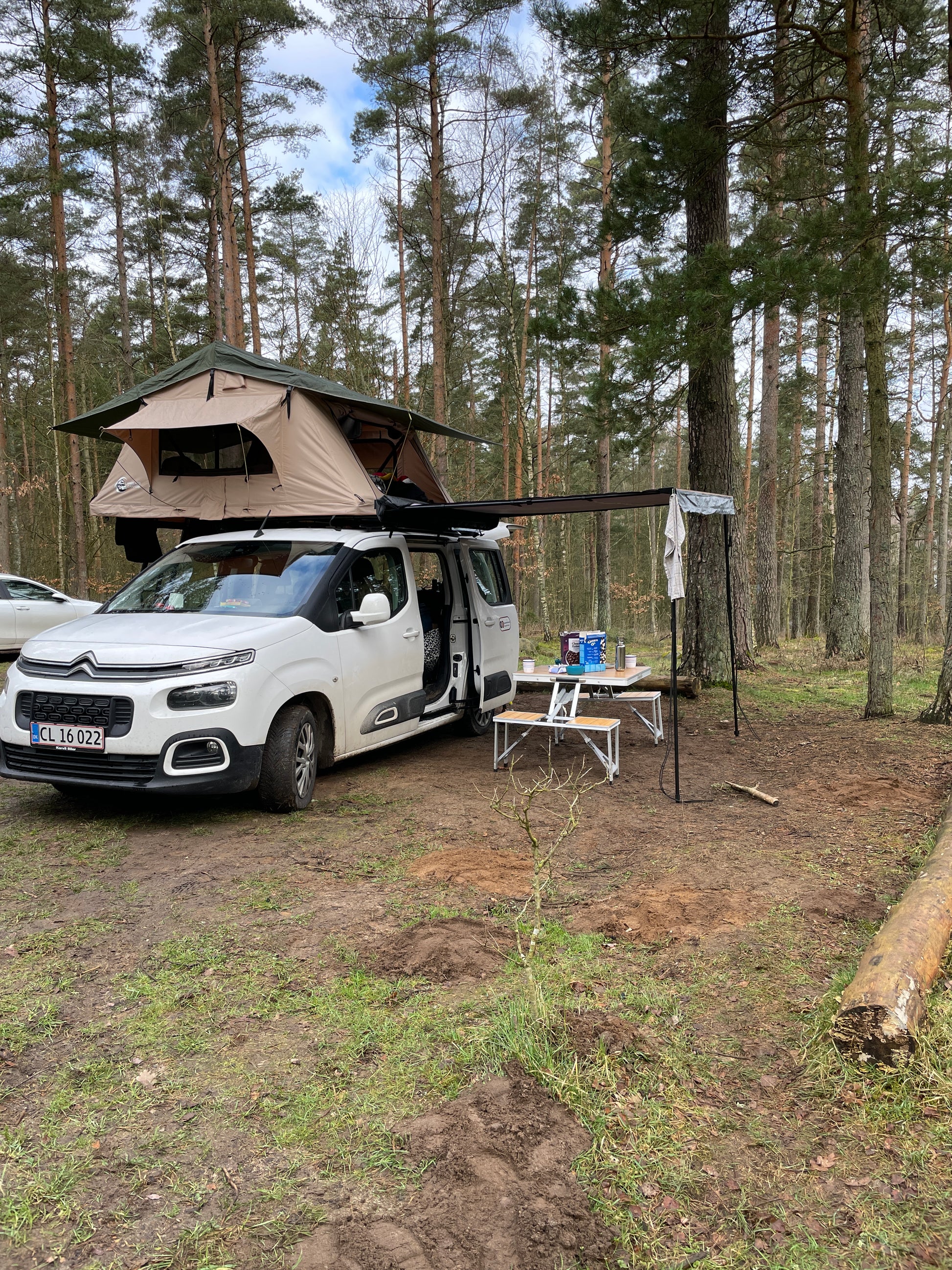 Tagtelt og markise. Billig Markise til din bil - Bliv klar til dit næste camper eventyr.Markise til bilen. Omdan din bil til en minicamper. Campervan #markise #carcamping #berlingocamper #caddycamper - udstyr til din camper. Monteres på tagbøjler.