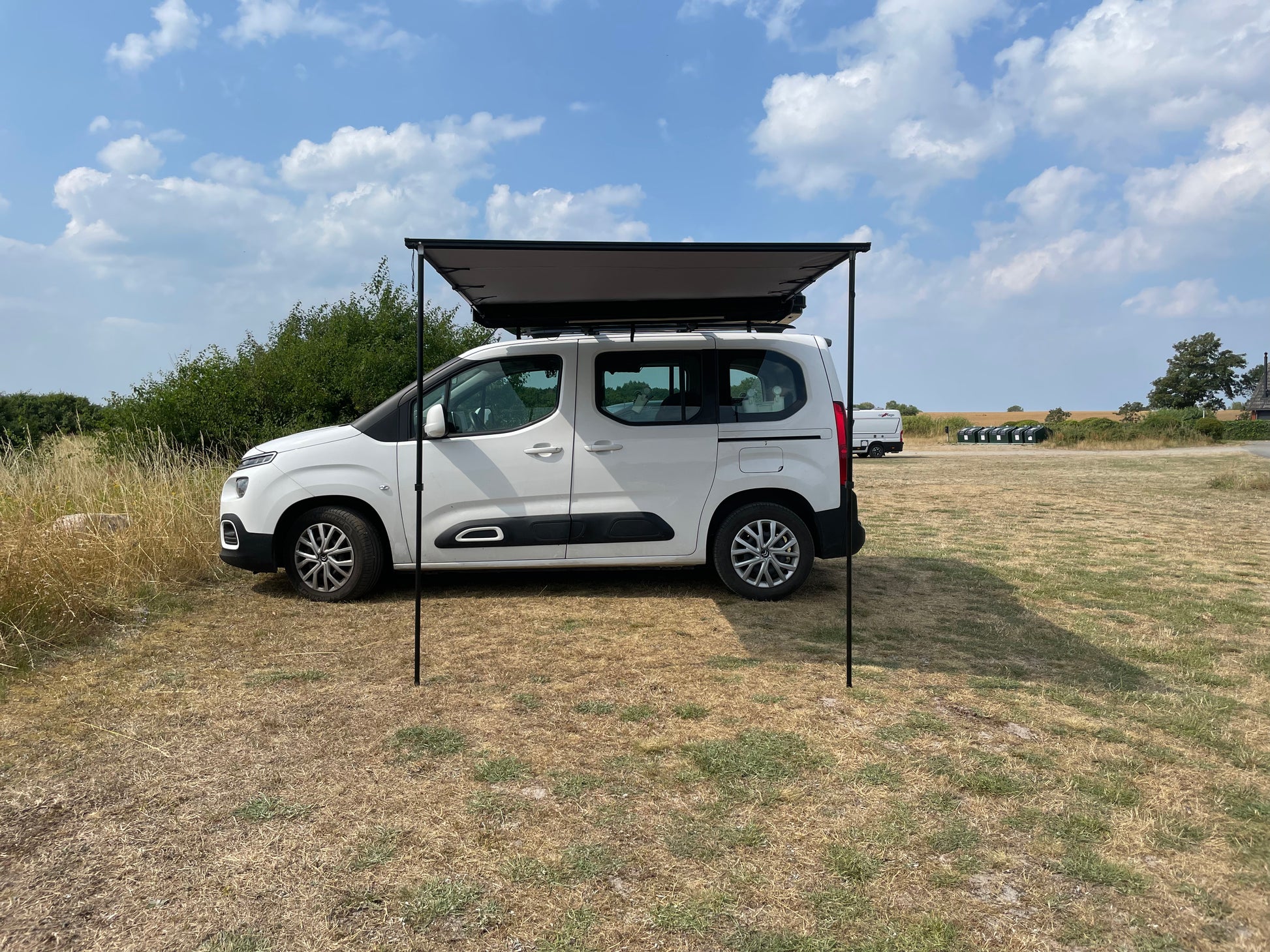 Billig Markise til din bil - Bliv klar til dit næste camper eventyr.Markise til bilen. Omdan din bil til en minicamper. Campervan #markise #carcamping #berlingocamper #caddycamper - udstyr til din camper. Monteres på tagbøjler. 