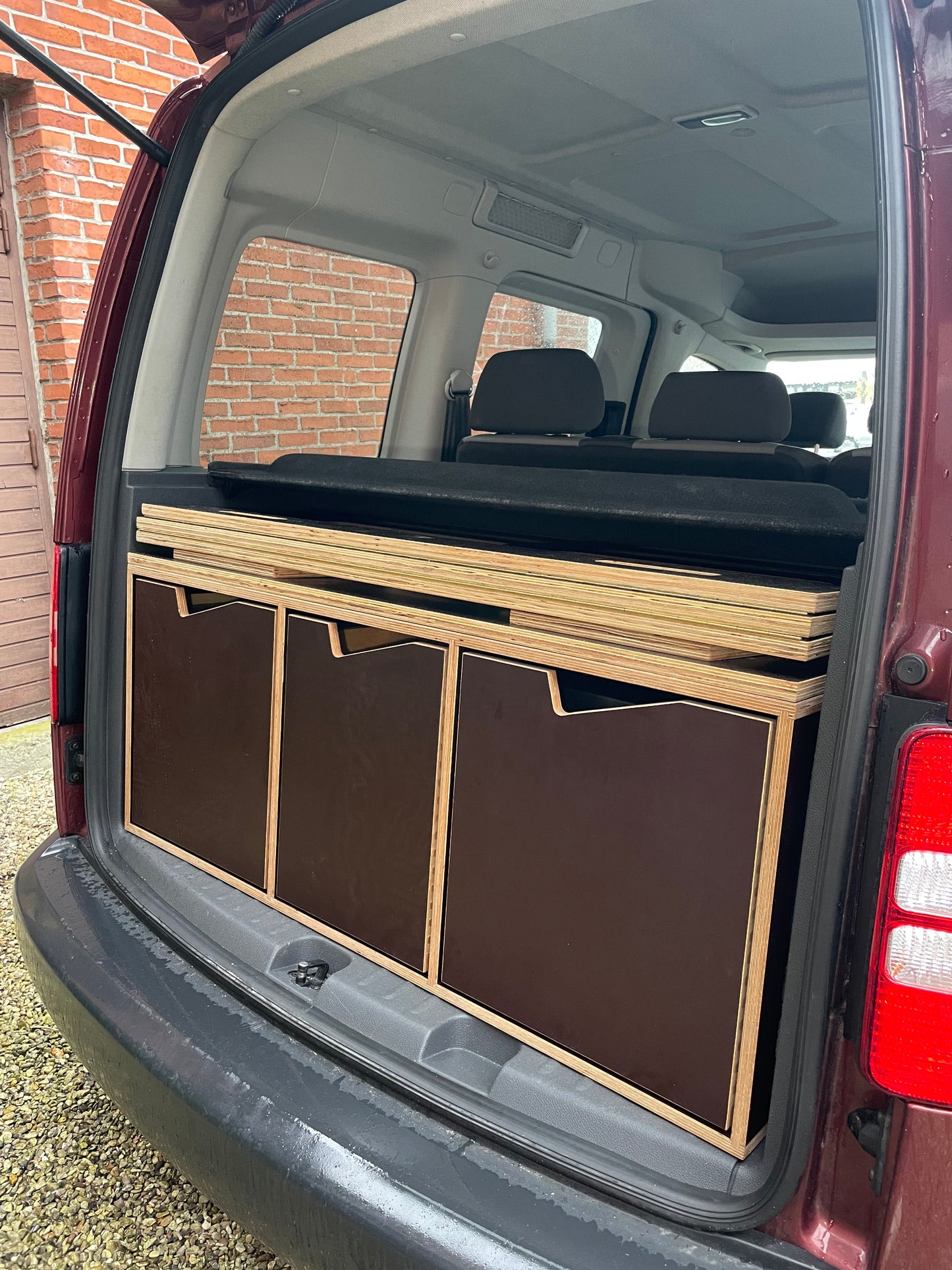 Omdan din bil til en campervan. #minicamper #berlingocamper #caddycamper #carcamper #langelandcampers #sovibilen. Forvandl din Camperbox til en komplet camper med sovepladser med et sengemodul fra LangelandCampers! Sov i din bil. Forvandl din Camperbox til en komplet camper med sovepladser med et sengemodul fra LangelandCampers! Opgrader din Camperbox-oplevelse: Forvandl din Camperbox til en rummelig og komfortabel sovekabine med et sengemodul. Opnå optimal pladsudnyttelse og komfortabel søvn.