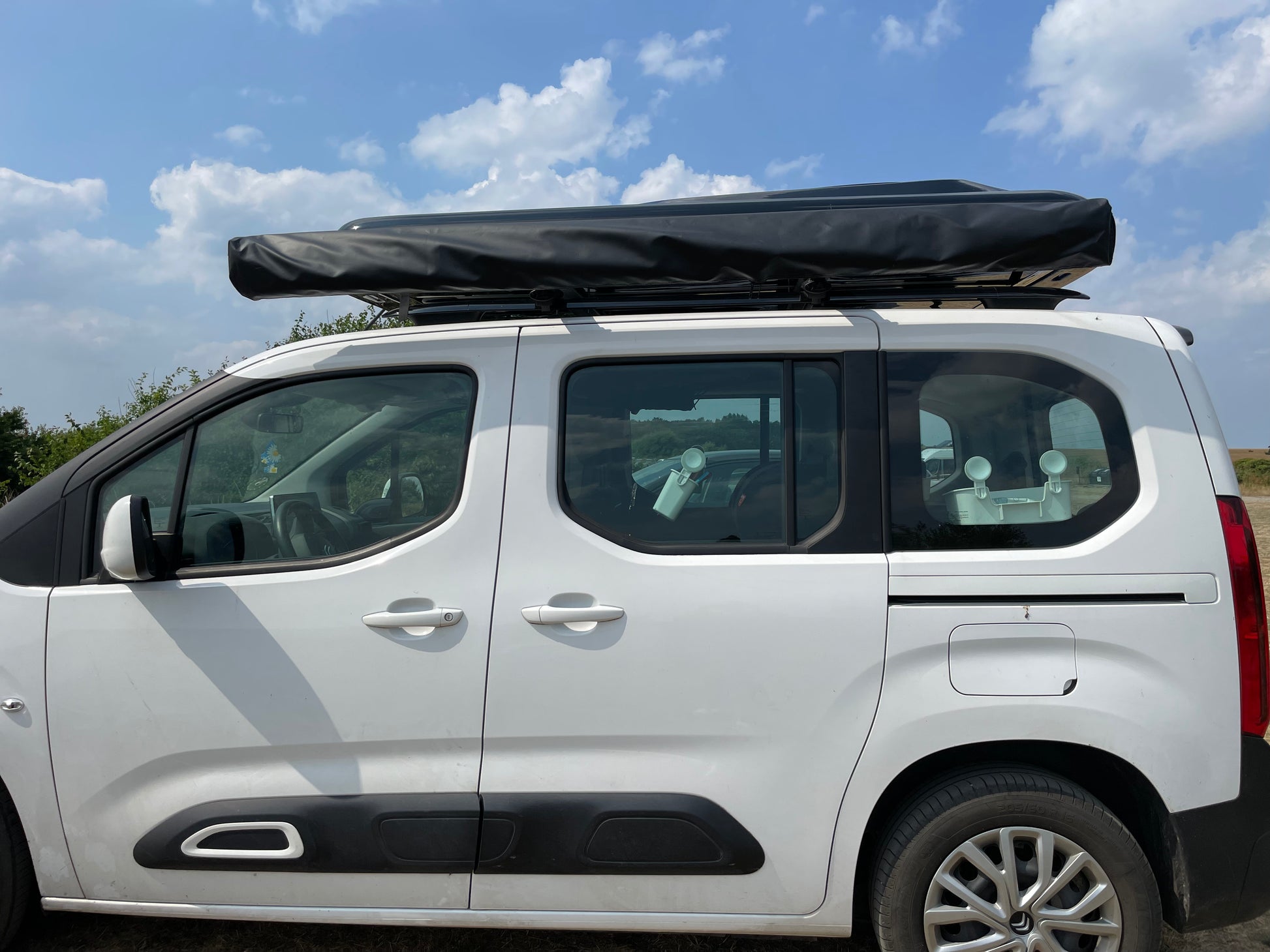 Markise til bilen. Omdan din bil til en minicamper. Campervan #markise #carcamping #berlingocamper #caddycamper - udstyr til din camper.Billig Markise til din bil - Bliv klar til dit næste camper eventyr.Markise til bilen. Omdan din bil til en minicamper. Campervan #markise #carcamping #berlingocamper #caddycamper - udstyr til din camper. Monteres på tagbøjler.