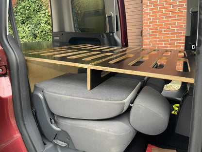 Omdan din bil til en campervan. #minicamper #berlingocamper #caddycamper #carcamper #langelandcampers #sovibilen. Forvandl din Camperbox til en komplet camper med sovepladser med et sengemodul fra LangelandCampers! Sov i din bil. Forvandl din Camperbox til en komplet camper med sovepladser med et sengemodul fra LangelandCampers! Opgrader din Camperbox-oplevelse: Forvandl din Camperbox til en rummelig og komfortabel sovekabine med et sengemodul. Opnå optimal pladsudnyttelse og komfortabel søvn.