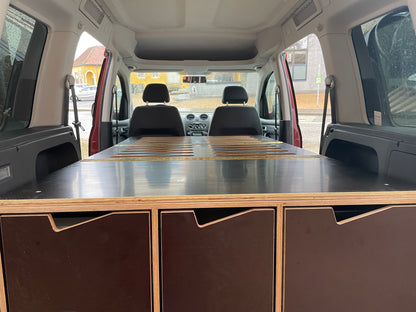 Omdan din bil til en campervan. #minicamper #berlingocamper #caddycamper #carcamper #langelandcampers #sovibilen. Forvandl din Camperbox til en komplet camper med sovepladser med et sengemodul fra LangelandCampers! Sov i din bil. Forvandl din Camperbox til en komplet camper med sovepladser med et sengemodul fra LangelandCampers! Opgrader din Camperbox-oplevelse: Forvandl din Camperbox til en rummelig og komfortabel sovekabine med et sengemodul. Opnå optimal pladsudnyttelse og komfortabel søvn.